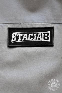 STACJA B. LOGO white okładka
